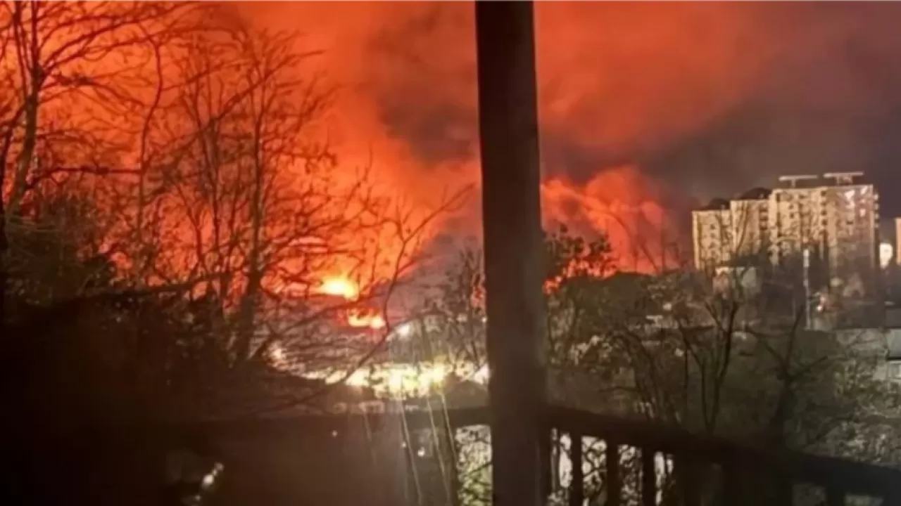 После ночной атаки дронов загорелся НПЗ "Роснефти" 