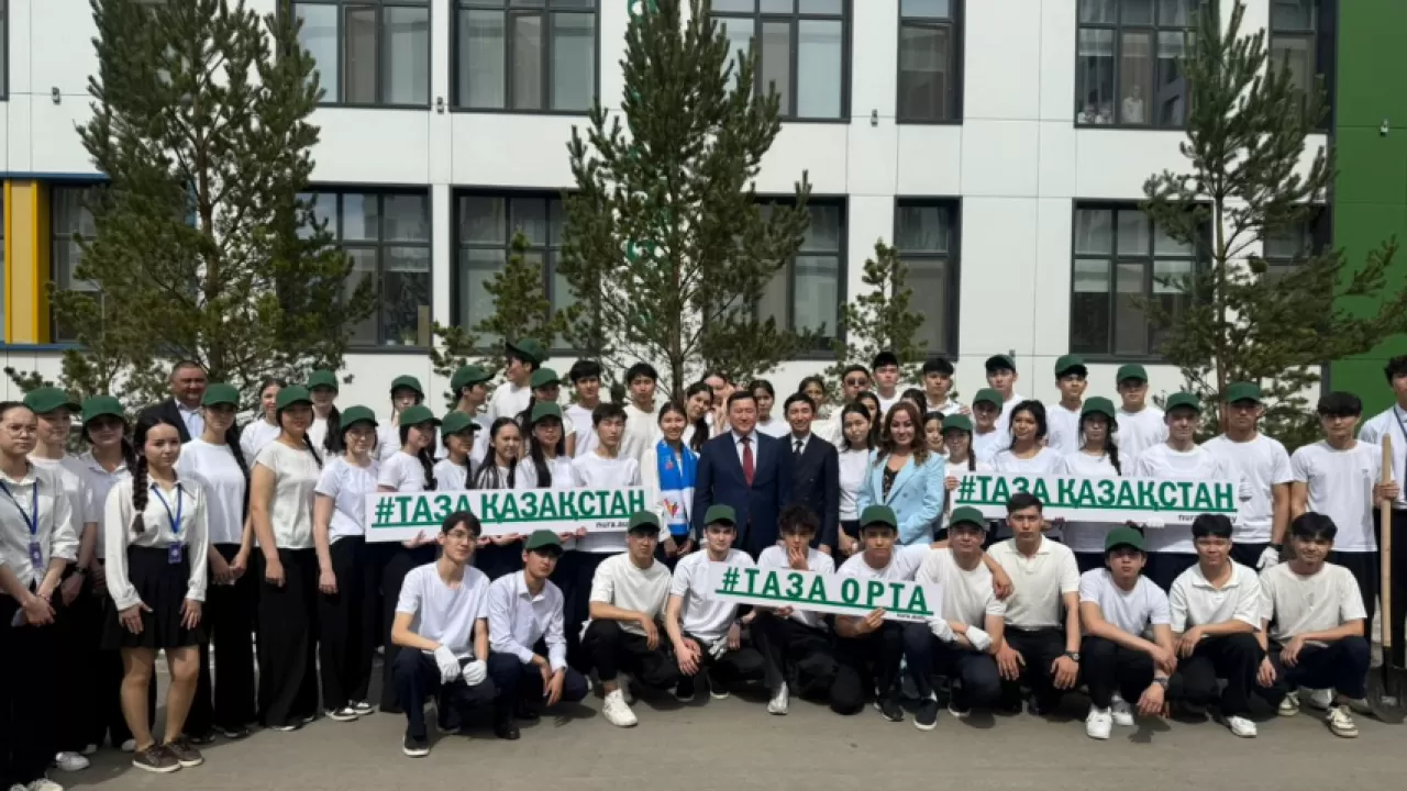 Выпускники школ по всему Казахстану высадили деревья в рамках экоакции 