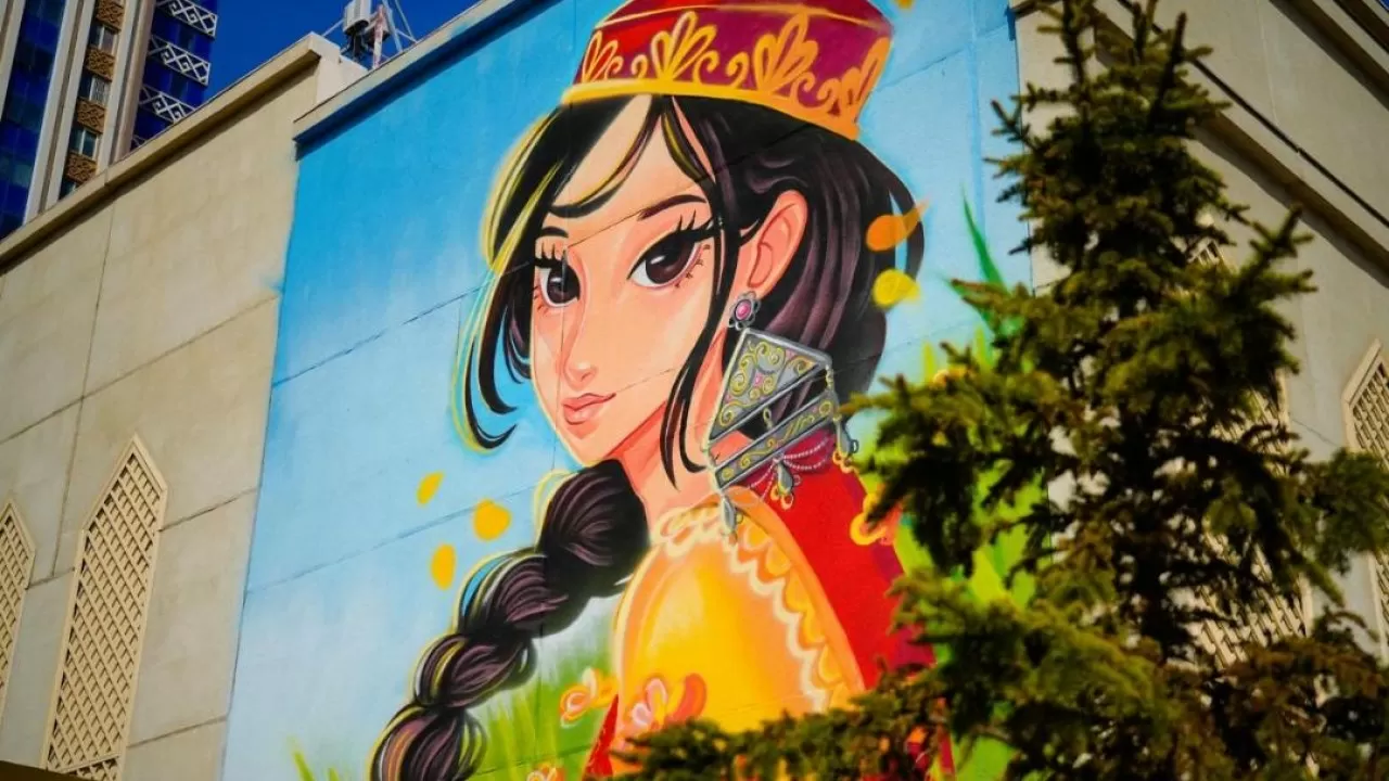 Взгляд на LRT: в Астане на фасаде здания "поселилась" весенняя девушка