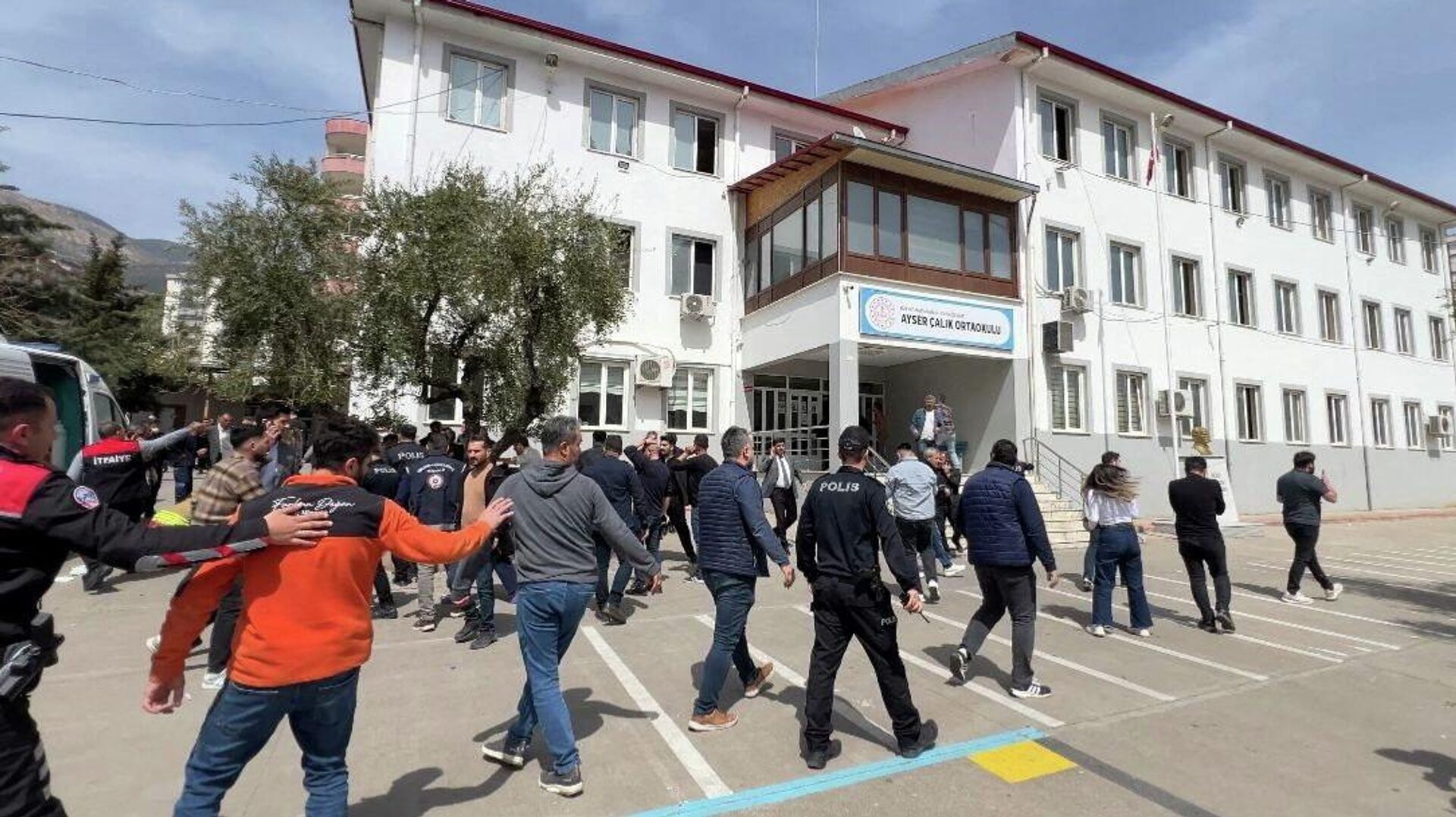 Түркия мектептеріндегі атысқа қатысты 83 адам ұсталды