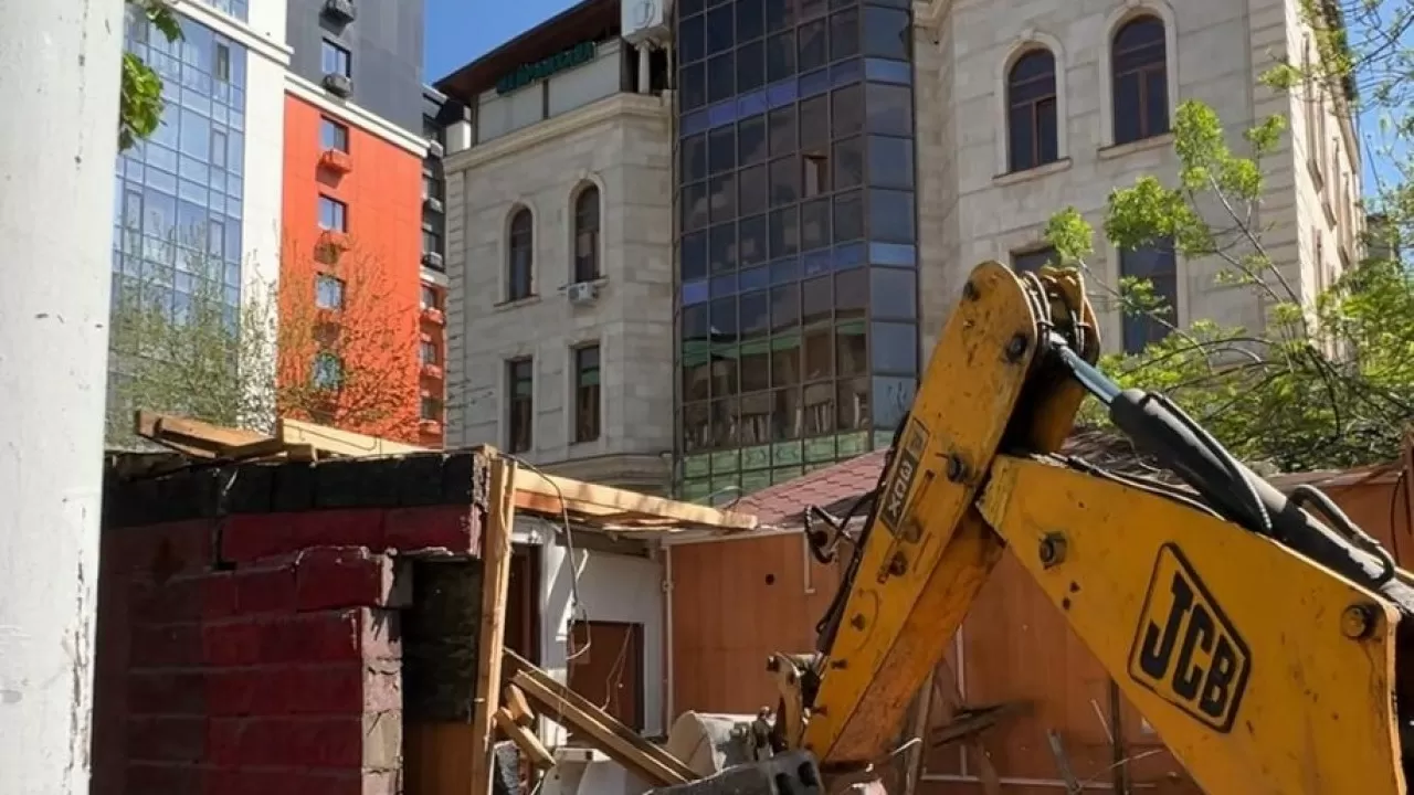 Незаконную пристройку сносят в Алматы