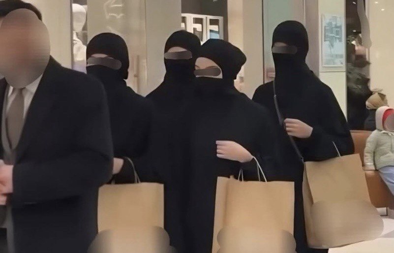 &laquo;Қымыз жарнамасы&raquo;: Алматыда бетін тұмшалаған 4 әйелмен жүрген ер адам қызу талқыға түсті