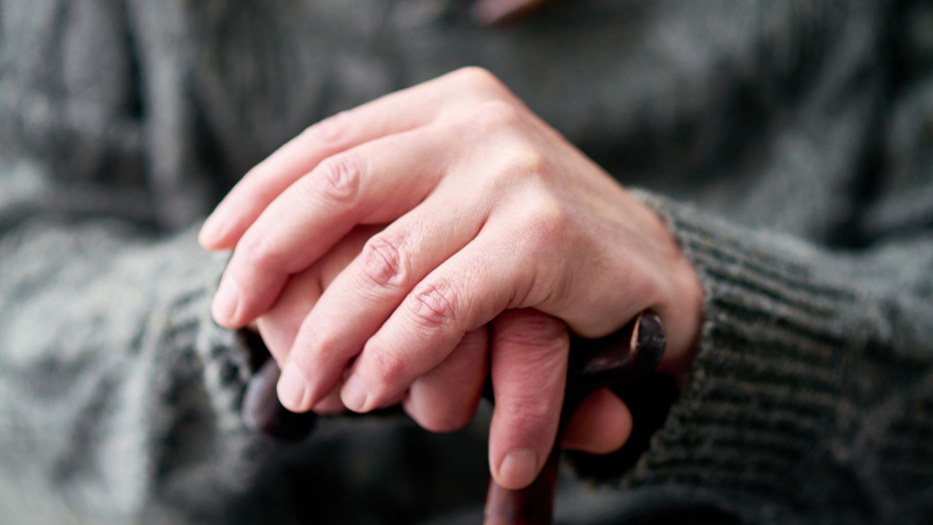 Қарағандыда зейнеткерді азаптаған бір топ жасөспірімдер сотталды