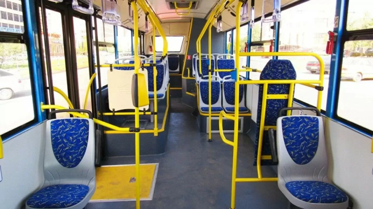 Еще шесть автобусов объезжают улицу Кенесары в Астане 