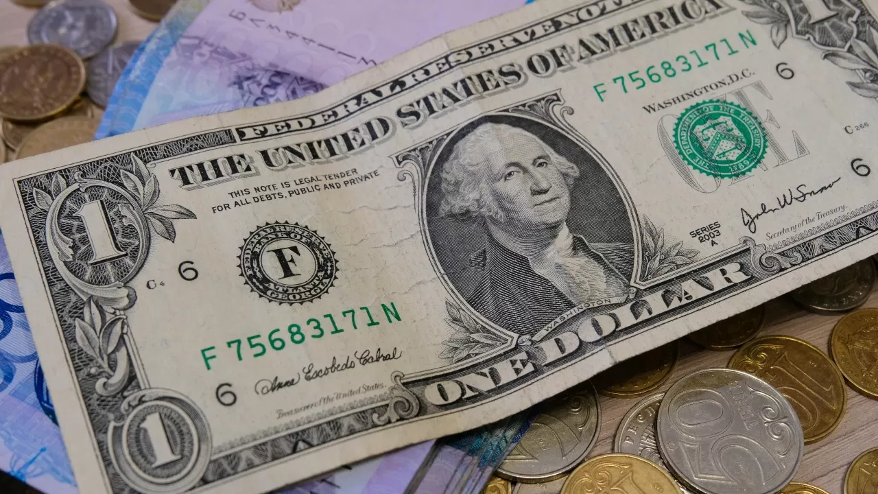 Нацбанк ужесточил правила валютных операций и ввел новые пороги с 19 апреля