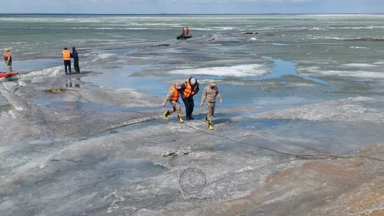 Между льдом и водой: спасатели МЧС вызволили рыбаков из ловушки на озере Шандаксор