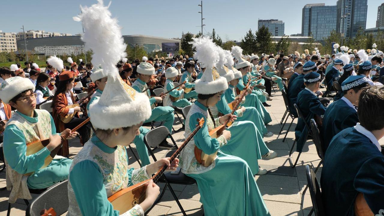 Астанада 2000 оқушы бір мезетте "Алтын ұя" күйін орындады