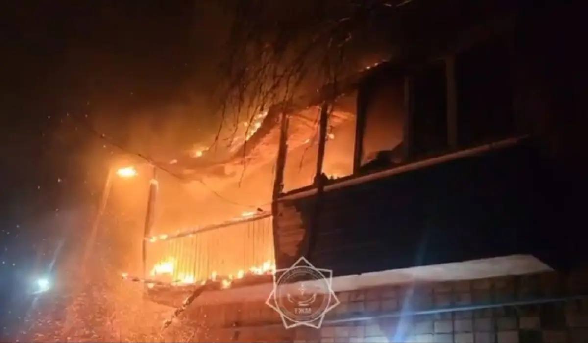 Батыс Қазақстанда демалыста жүрген құтқарушы 2 адамды өрттен арашалады