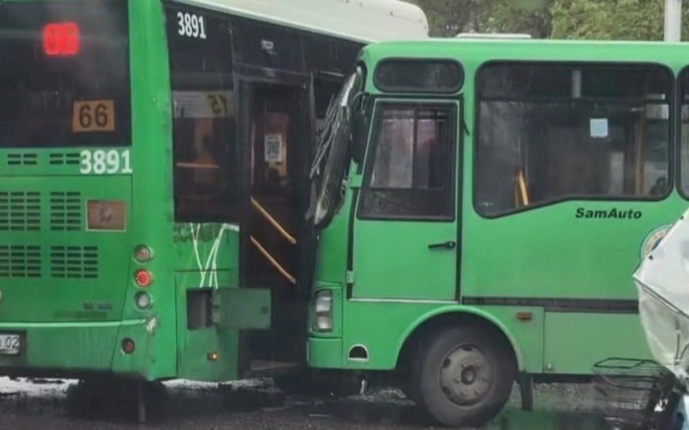 Алматыда екі автобус соқтығысты: жолаушылар зардап шекті 