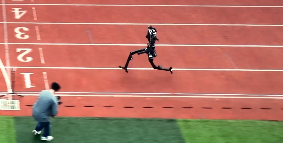 Қытайдың адам тәріздес роботы секундына 10 метр жылдамдықпен жүгіре алады 