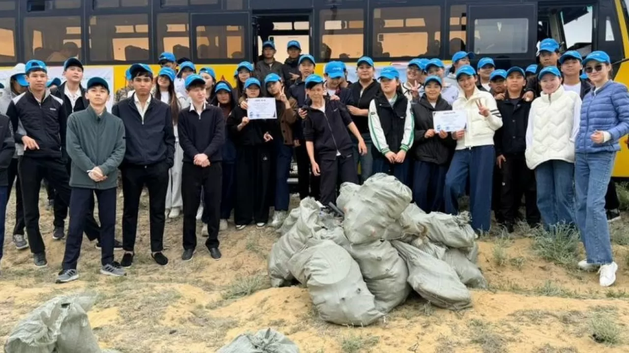 Школьники очистили берега Сырдарьи в Кызылординской области