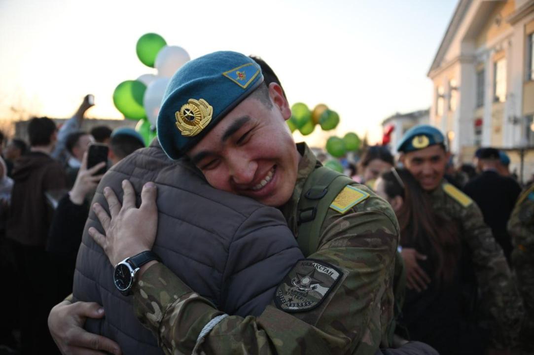 Былтыр Отан қорғауға аттанған 1200-ден астам сарбаздың алғашқы легі оралды