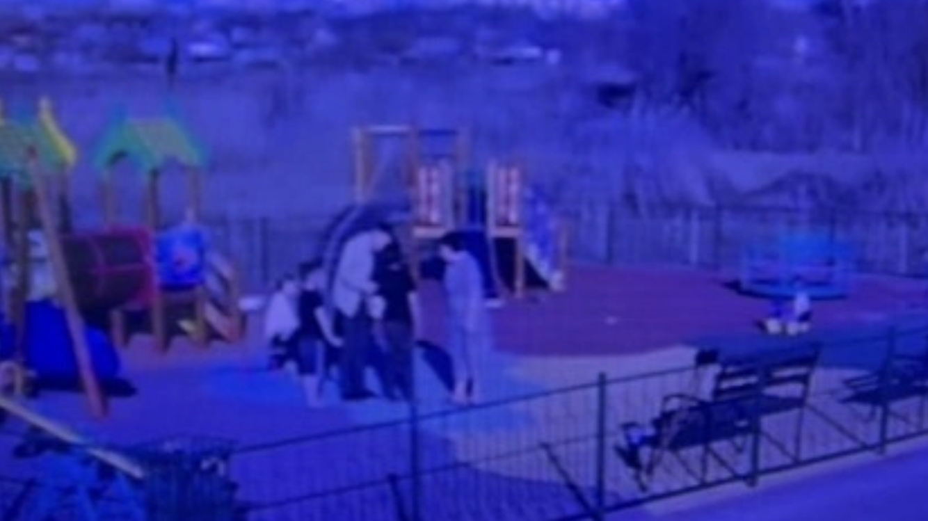 "Жерге құлатқан": Қарағандыда ер адам балалар алаңында жасөспірімге күш көрсеткен