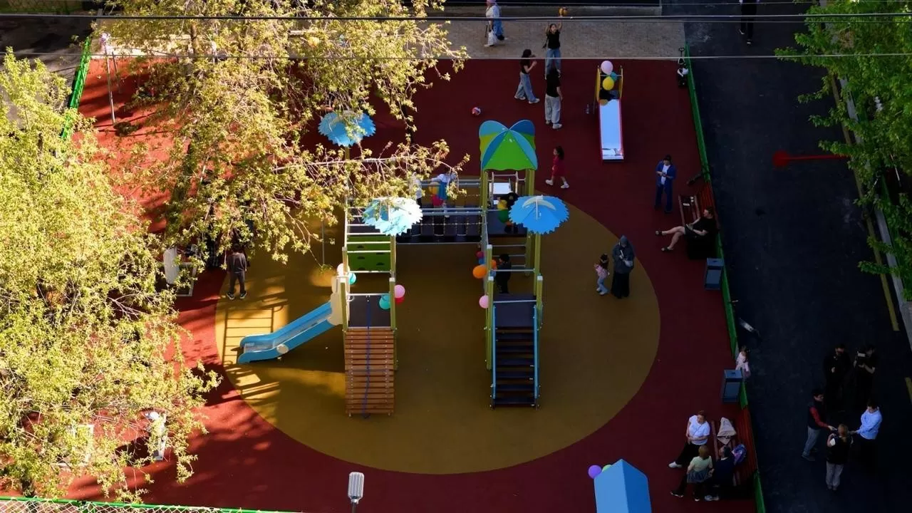 Ко Дню единства в столичном районе Байконыр открыли три обновленных двора