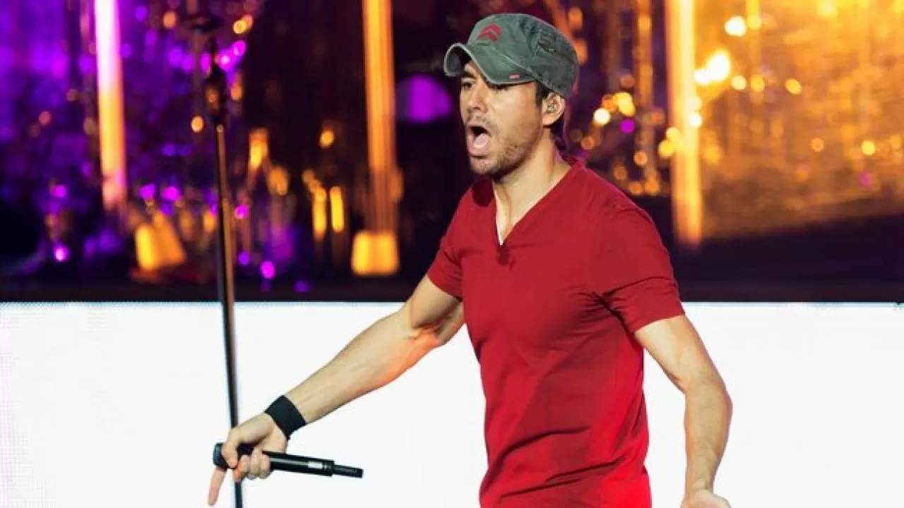 Энрике Иглесиаса предупредят о недопустимости поцелуев с казахстанками на сцене 