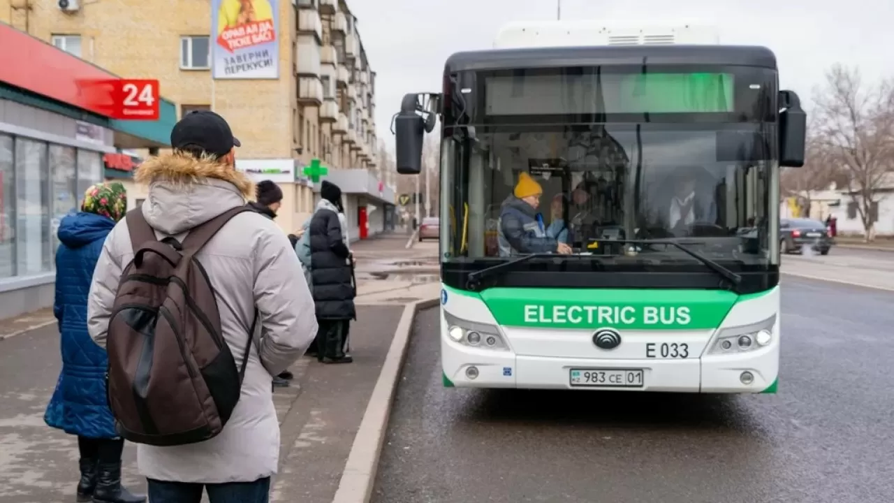 Еще две остановки не принимают пассажиров на Нажимеденова в Астане 