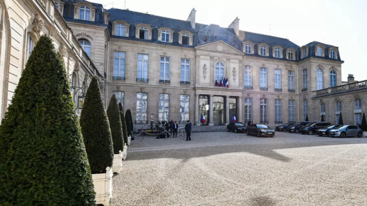 В резиденции президента Франции провели обыски