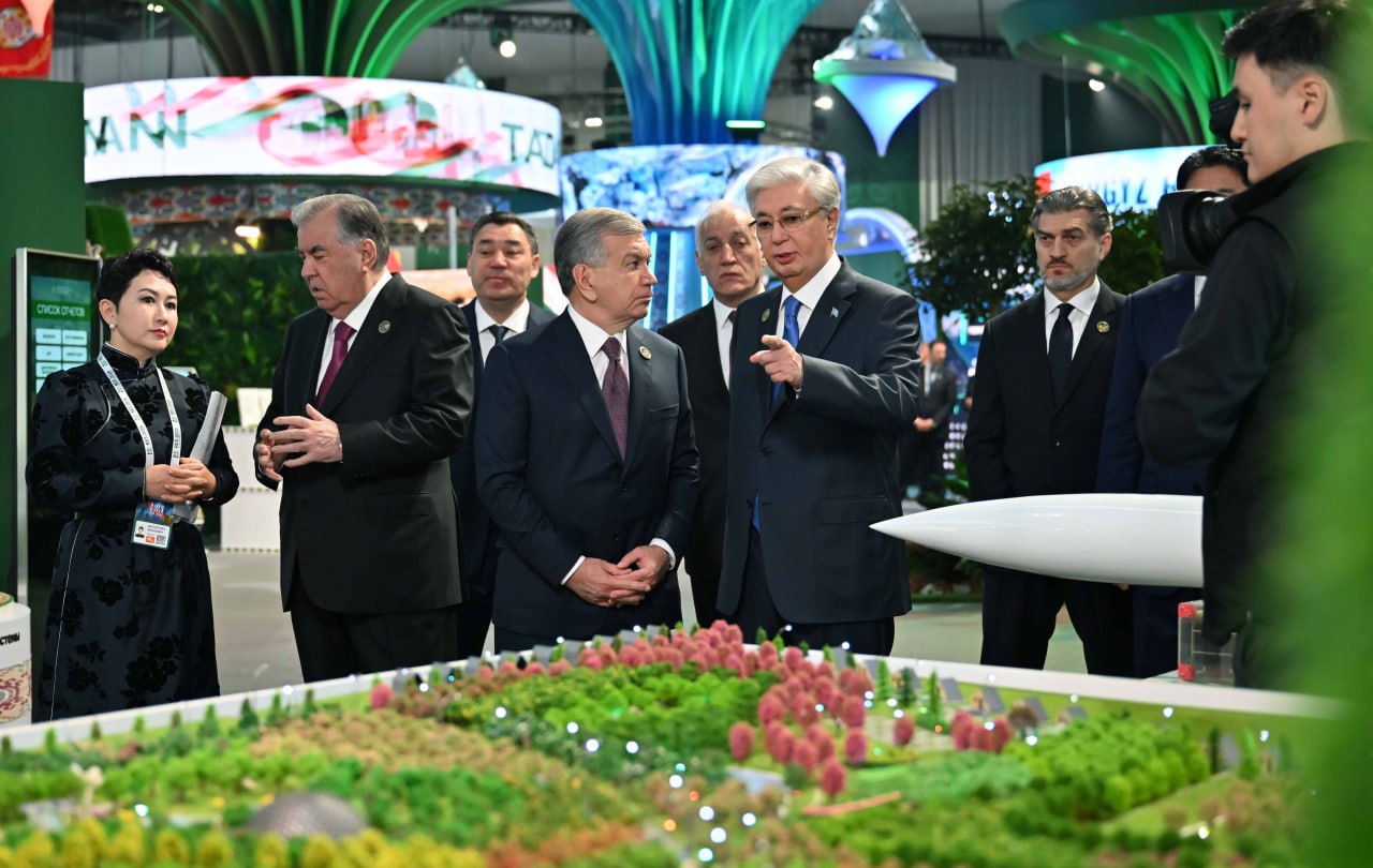 Мемлекеттер басшылары Өңірлік экологиялық саммиттің көрме павильондарын аралады
