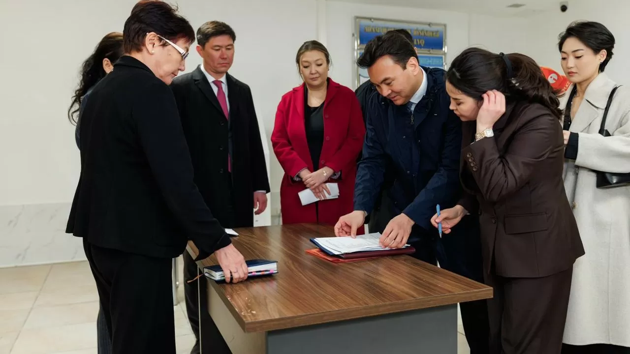 Куда звонить: казахстанцы хотят вступить в партию "Әділет"