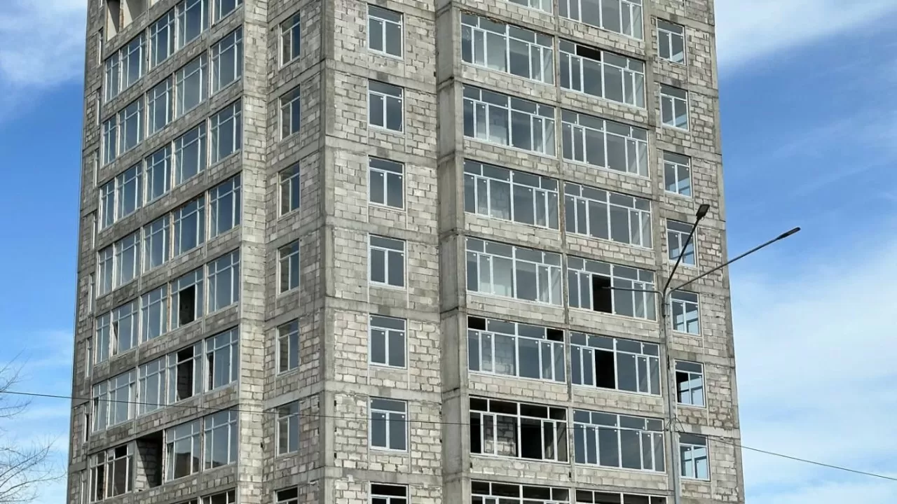 Более 100 дольщиков остались без жилья: стройка элитного ЖК в ВКО остановилась