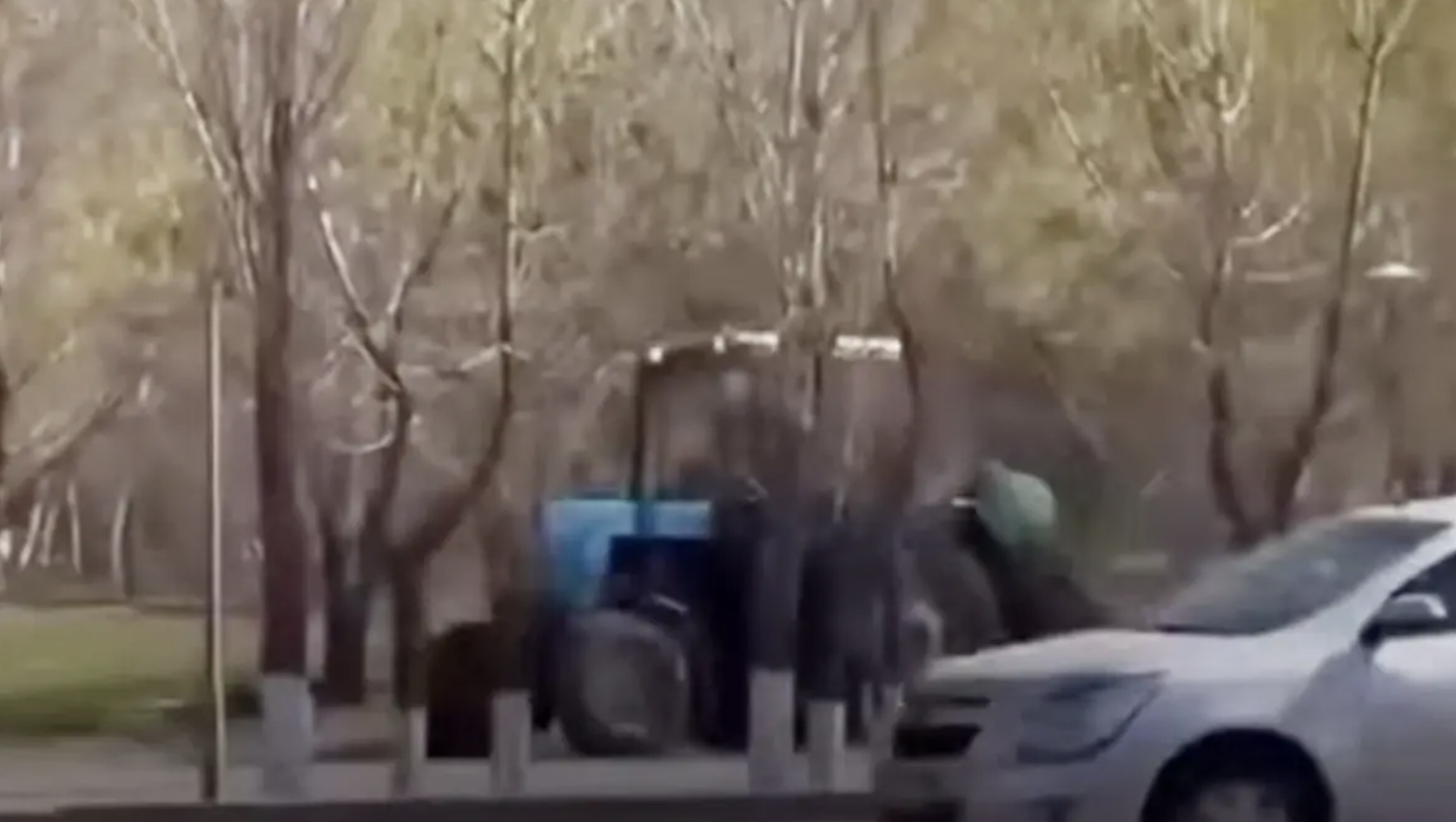 "Тротуармен қашқан трактор": Елордада мас жүргізуші жазаланды