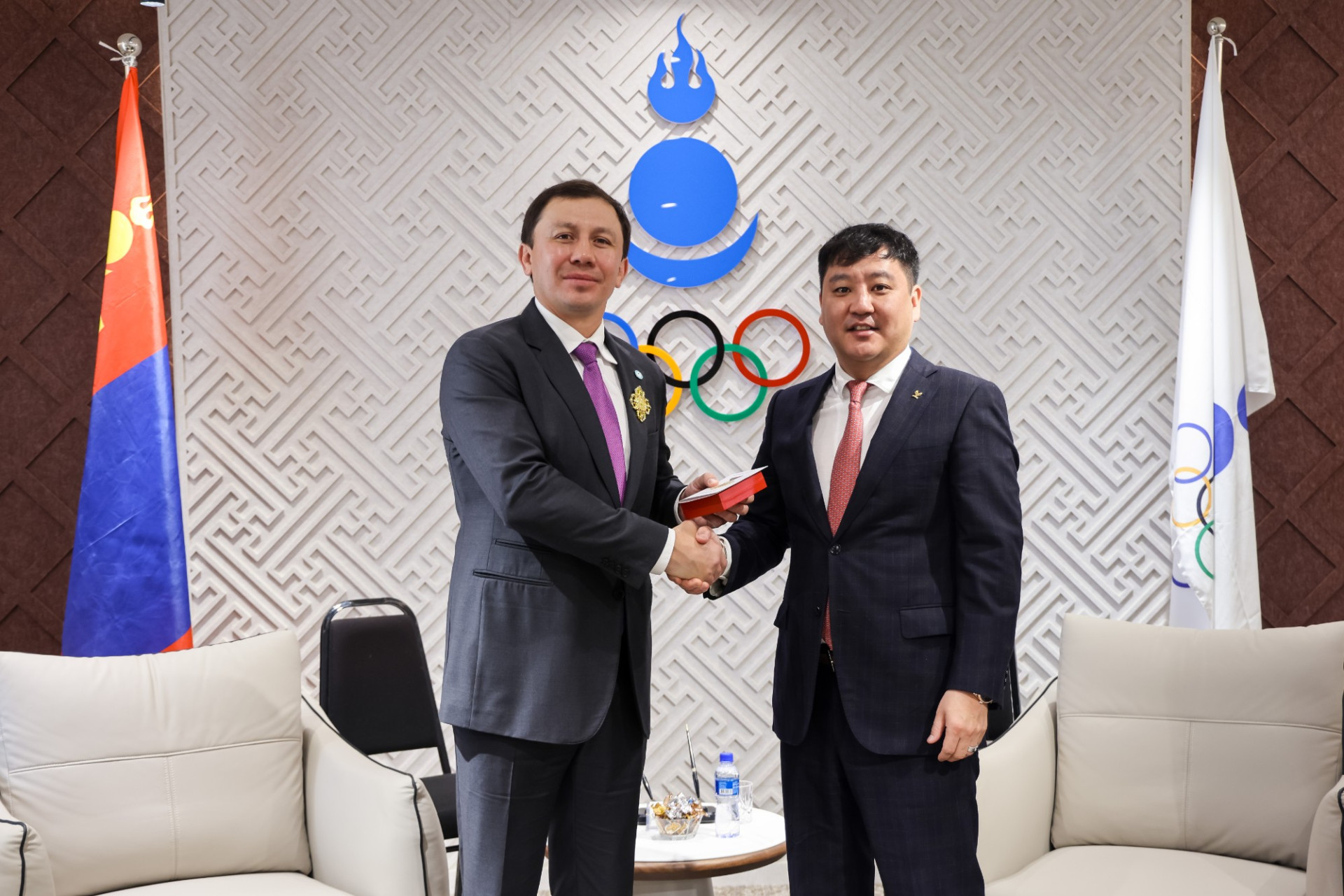 Геннадий Головкин Моңғолия Ұлттық Олимпиадалық комитетінің басшысымен кездесті