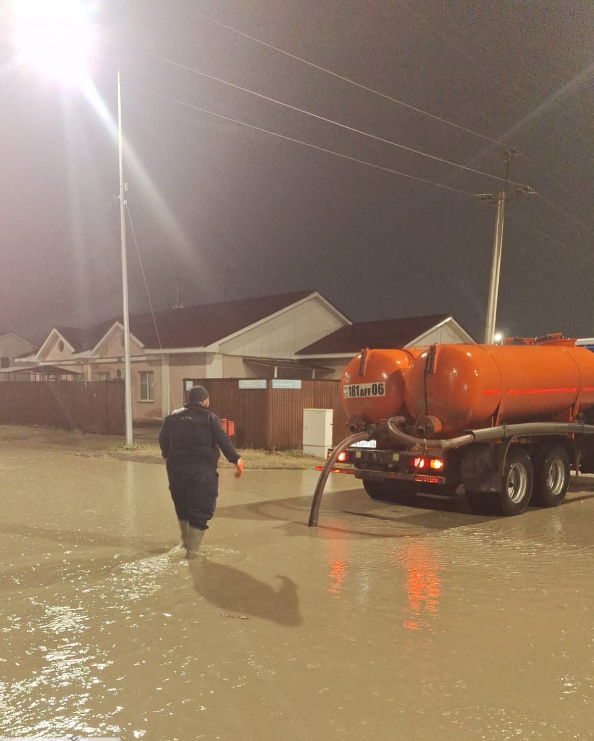 Атырауда толассыз жаңбыр жауып, қозғалыс қиындады