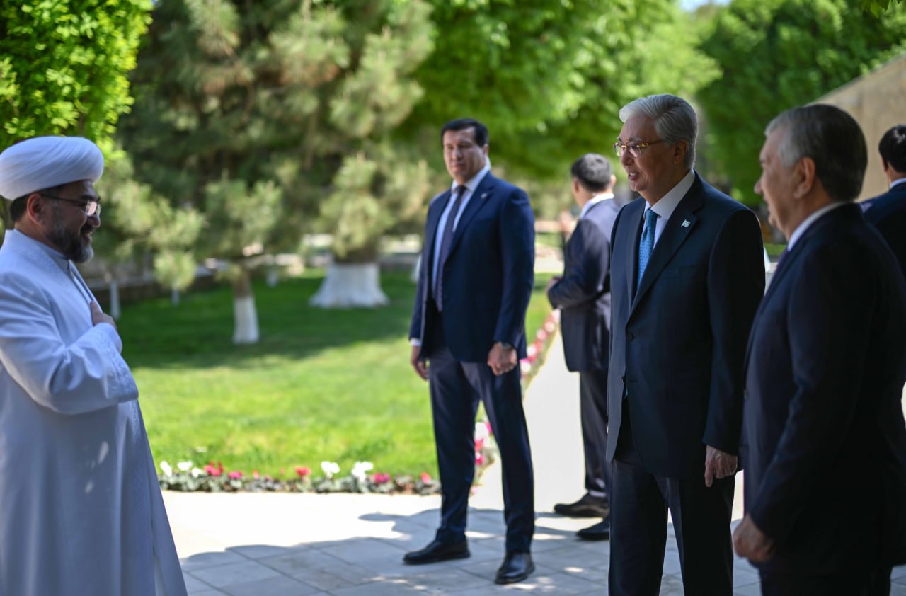 Визит Токаева в Узбекистан началась с посещения мавзолея XVI века
