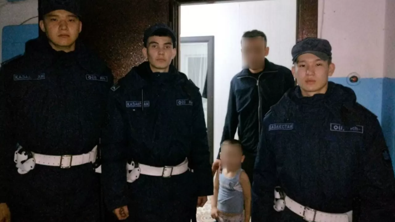 Малыш у окна: в Семее гвардейцы спасли ребенка от падения  