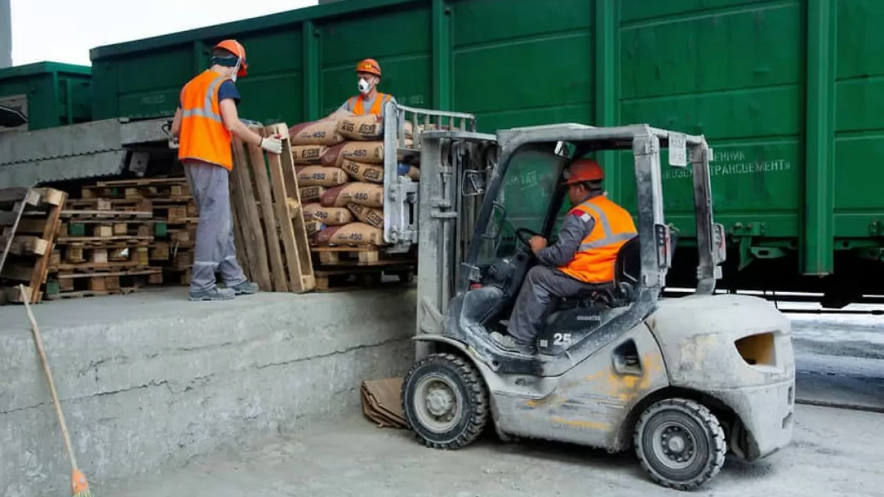 Павлодарских бизнесменов оштрафовали за обход биржи по продаже цемента