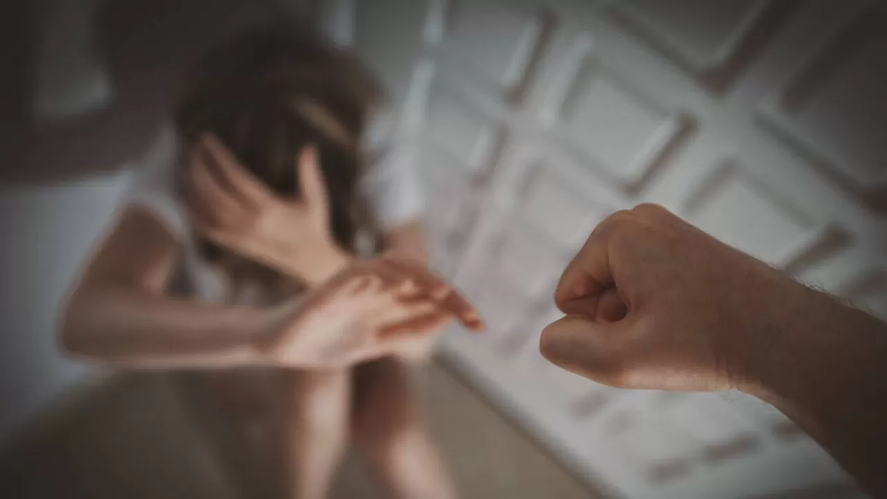 За избиение супруги наказали мужчину в Атырау 