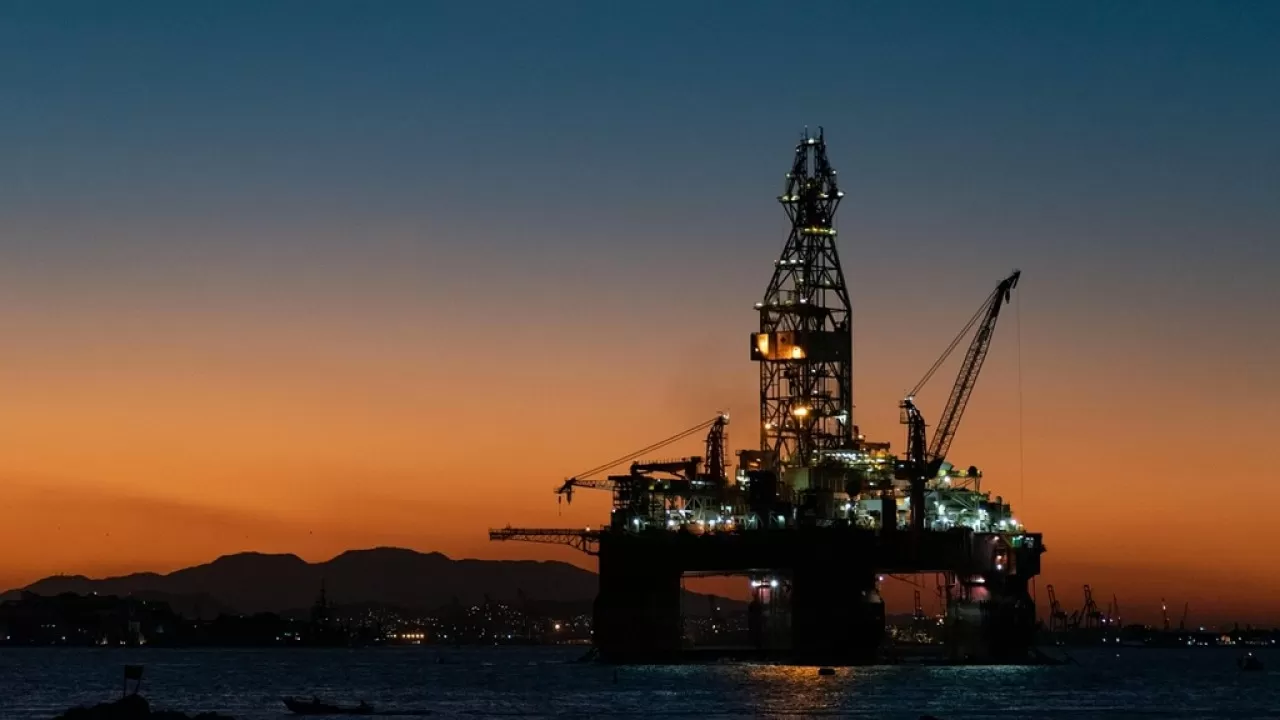 Нефть падает на фоне туманных переговоров США и Ирана