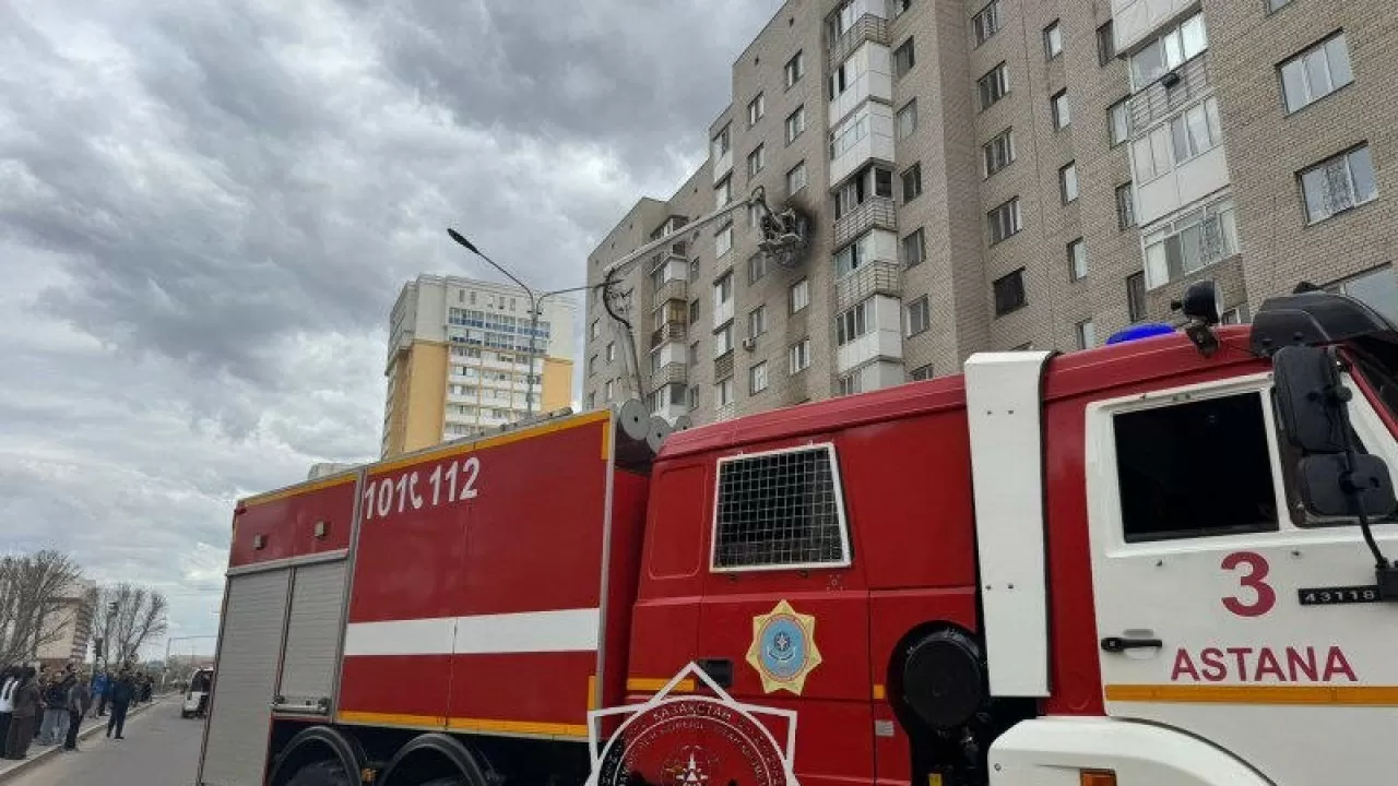 Черный дым над столицей: в Астане снова вспыхнула квартира в жилой высотке