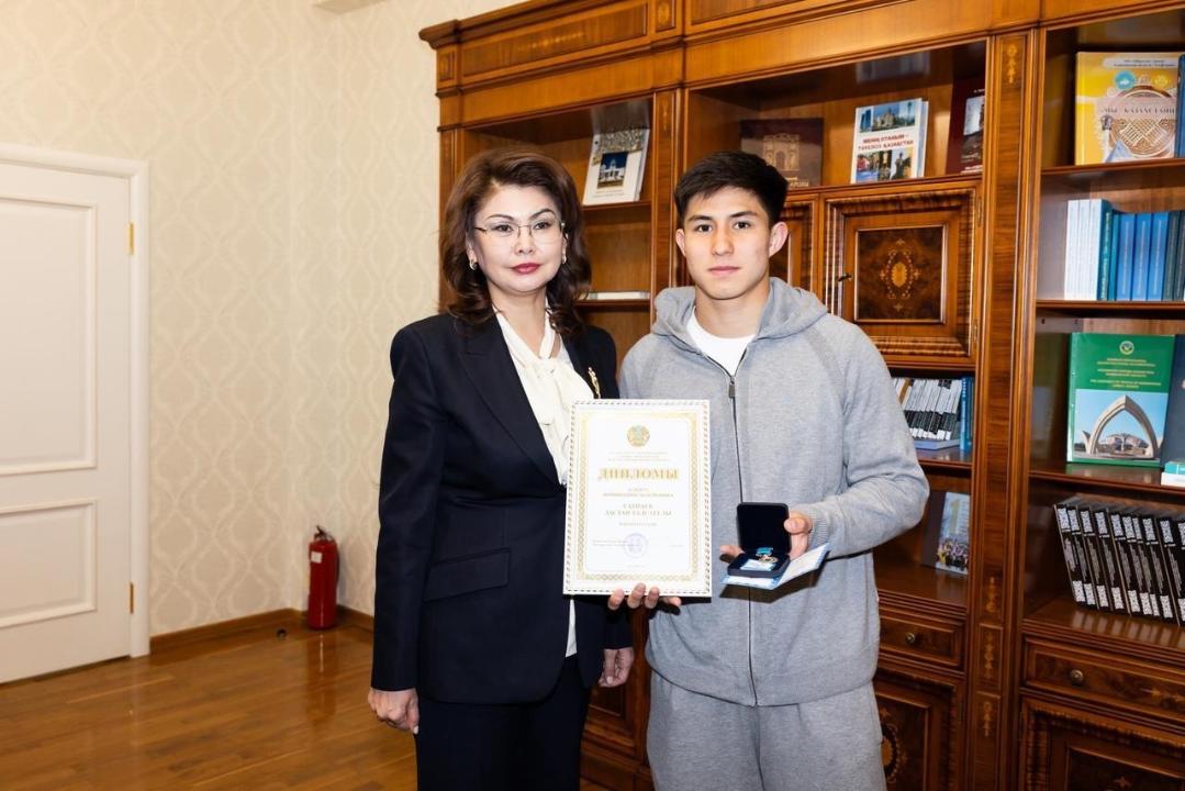 Аида Балаева футболшы Дастан Сәтпаевқа &laquo;Дарын&raquo; мемлекеттік жастар сыйлығын табыстады
