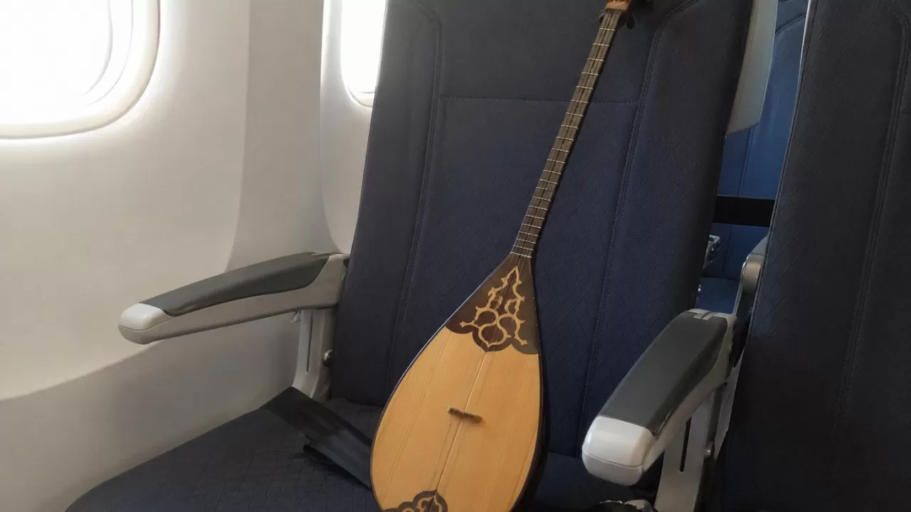 Казахстанцам разрешили домбру и кобыз в ручной клади 