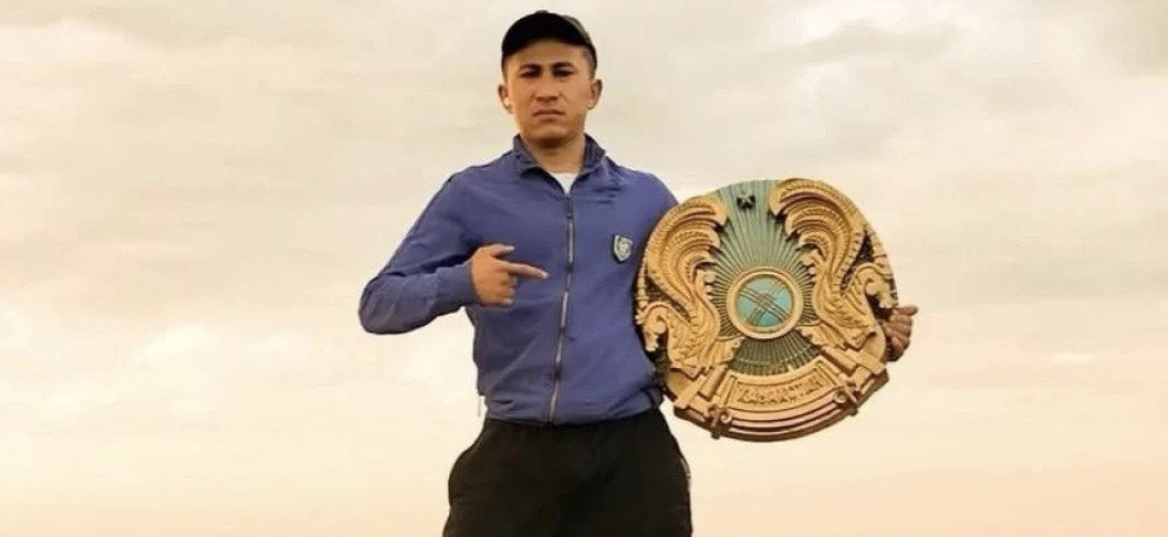 Елтаңбаны қоқыстан алып шыққан блогер айыппұл арқалады