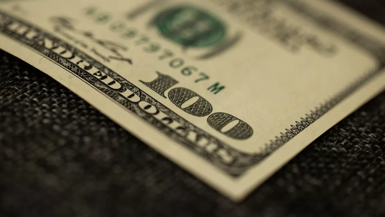 Доллар опустился до самого низкого уровня за месяц 