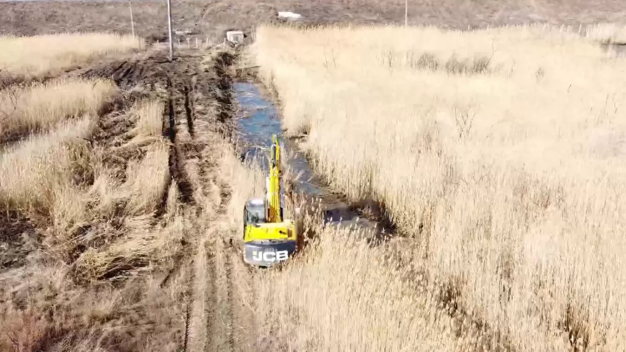 Русло реки для свободного водотока расчищают в Актобе  