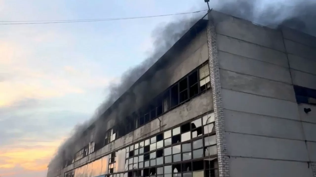 В шаге от взрыва: в Талдыкоргане ликвидировали пожар на заводе стеклопластика