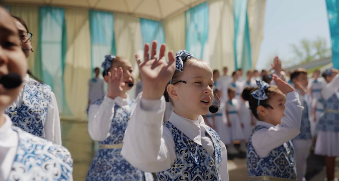 Бірлік күніне орай астаналық 3000 оқушы &laquo;Ақ көгершін&raquo; әнін шырқады 