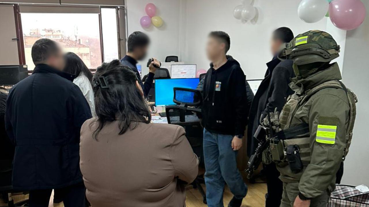Астана мен Алматыда қазақстандықтардың жеке деректерін заңсыз сатқан топ ұсталды