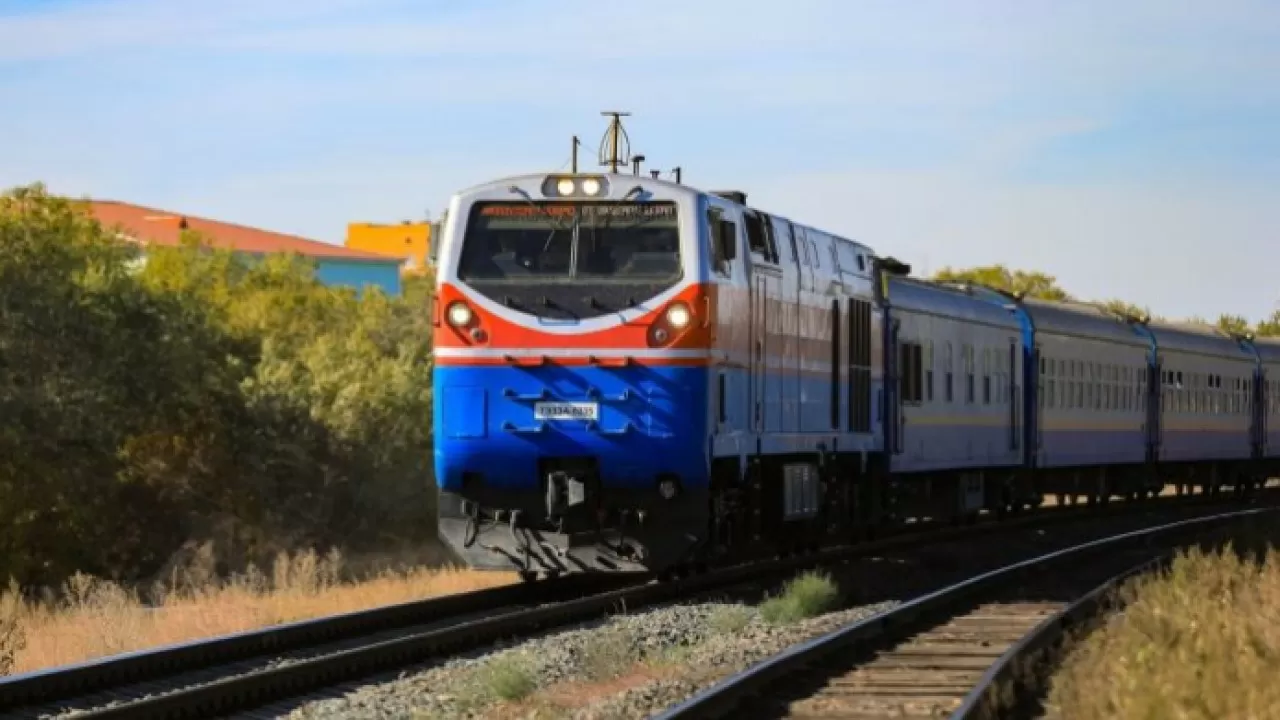 Новый поезд соединил центр и запад Казахстана  