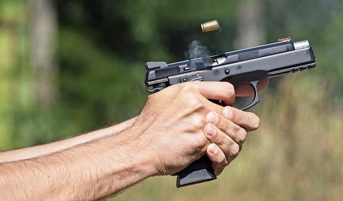 Атырауда ағайынды жігіттер ер адамға оқ атқан