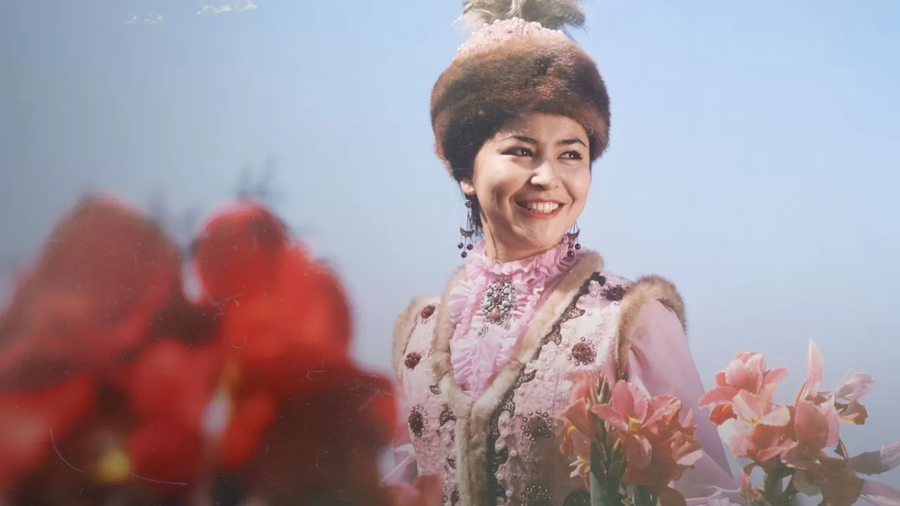 Минкульт прокомментировал подарок камзола из "Қыз Жібек" Баян Алагузовой 