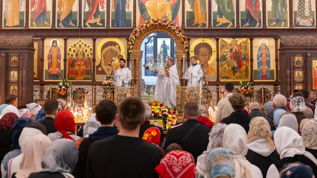 Благодатный огонь привезли в Казахстан специальным авиарейсом 