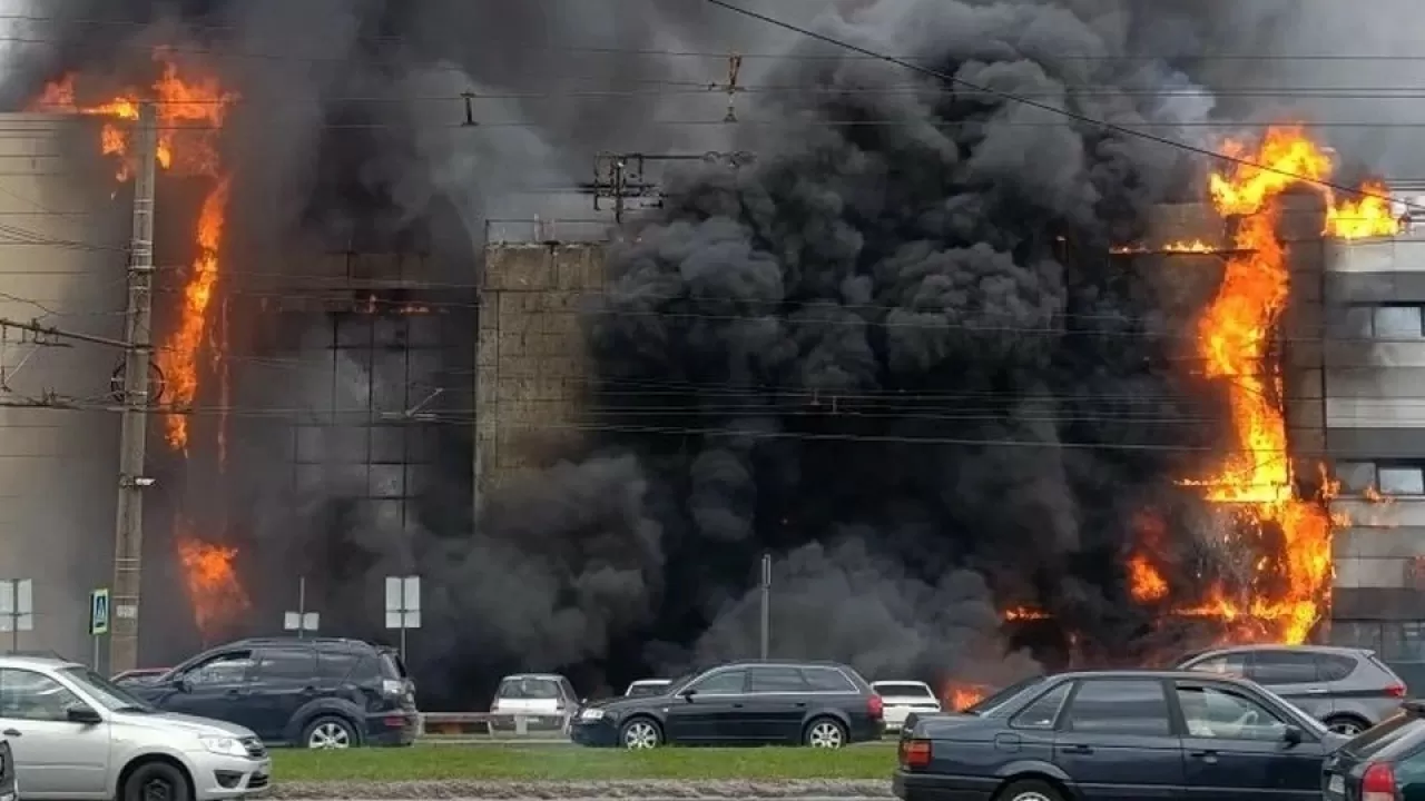 Пожар в калининградском ТЦ "Гиант": огонь охватил 7 тыс. "квадратов", есть пострадавшие