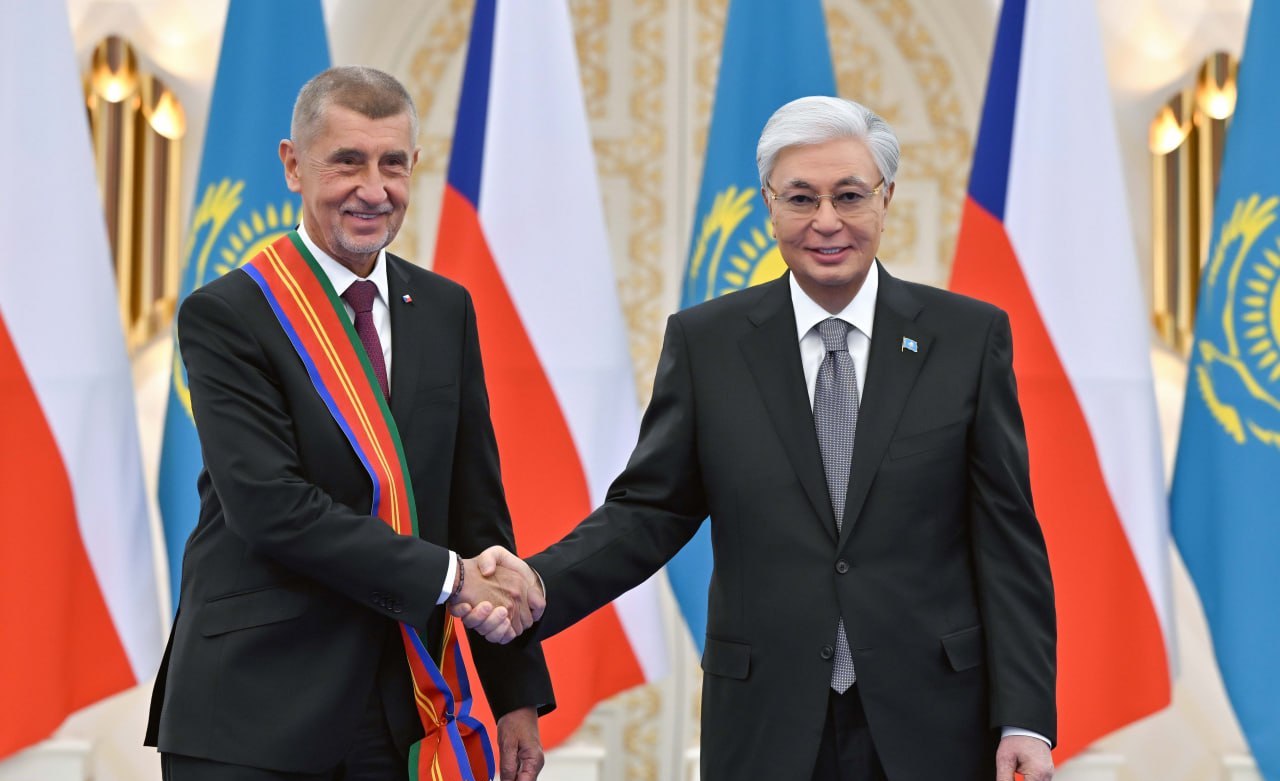 Президент Чехия Премьер-министрін І дәрежелі "Достық" орденімен марапаттады