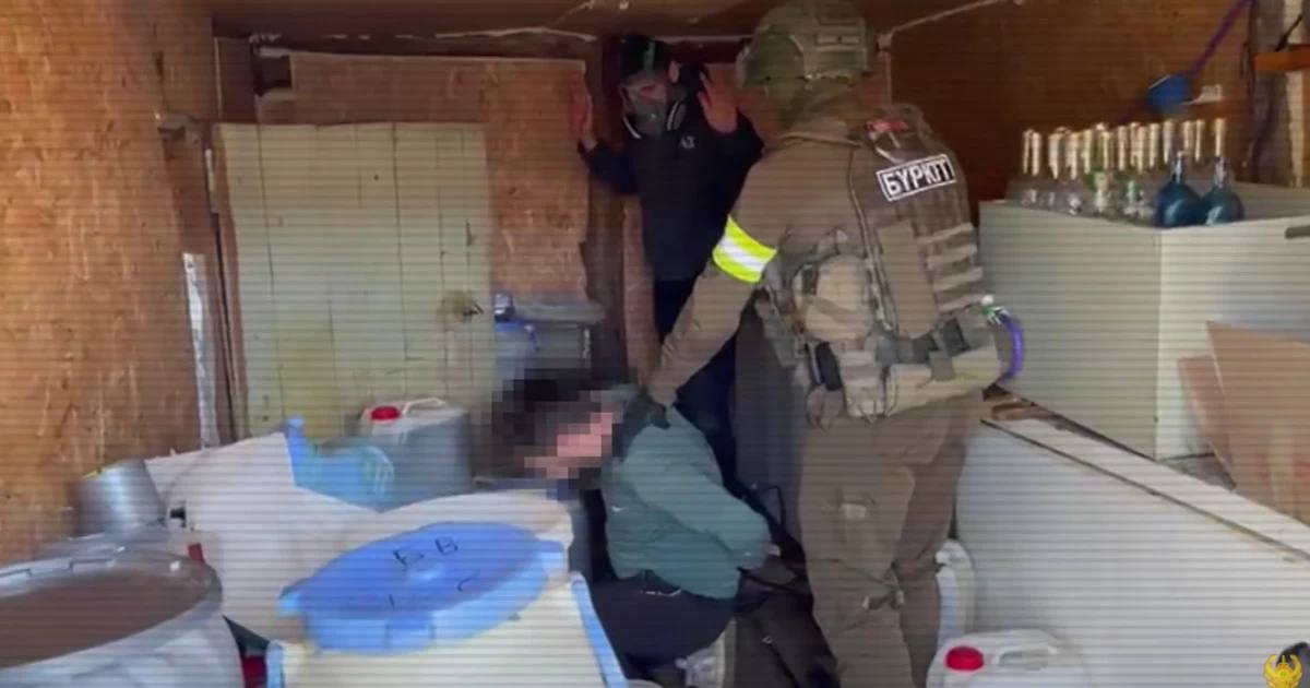ШҚО-да синтетикалық есірткі өндірумен айналысқан 2 жігіт ұсталды
