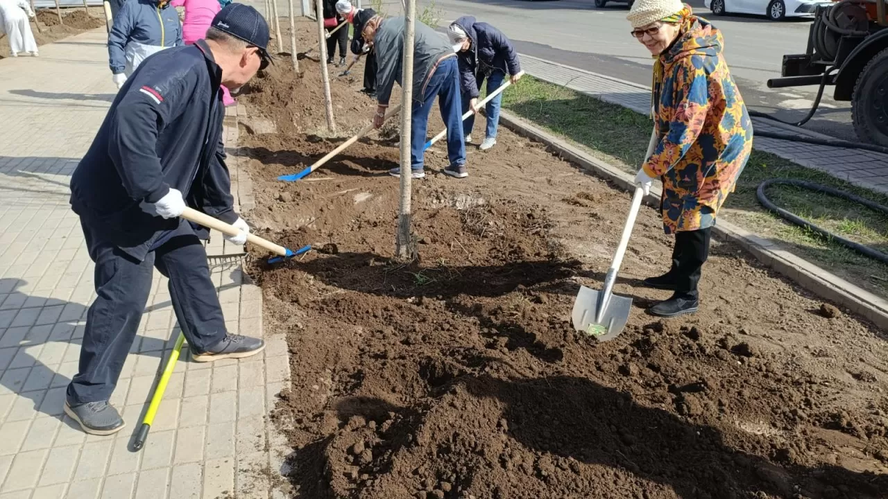 Не просто экоакция: тысячи астанчан вышли на уборку, ветераны &mdash; в первых рядах