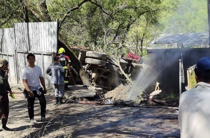 Алматыда жүк көлігі аударылып, жүргізушінің өмірін қиды